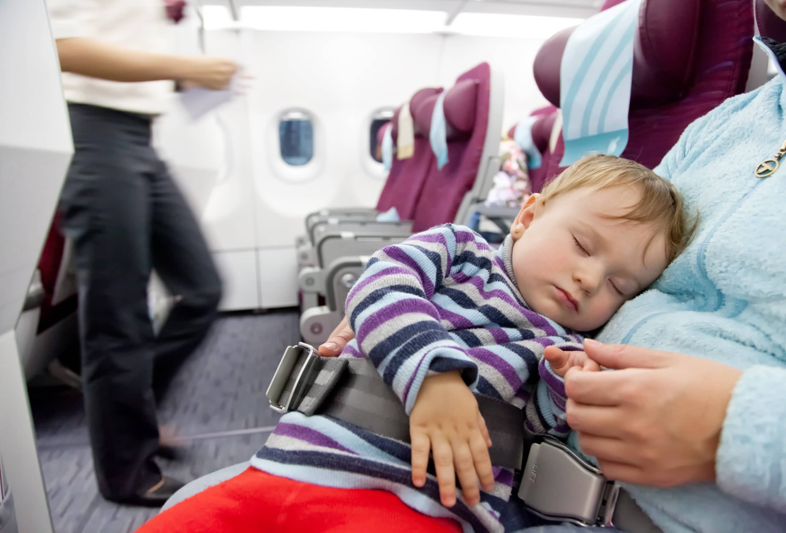 Самолет с маленьким ребенком. Самолет для детей. Младенец в самолете. Путешествие на самолете для детей. Перелет с ребенком.